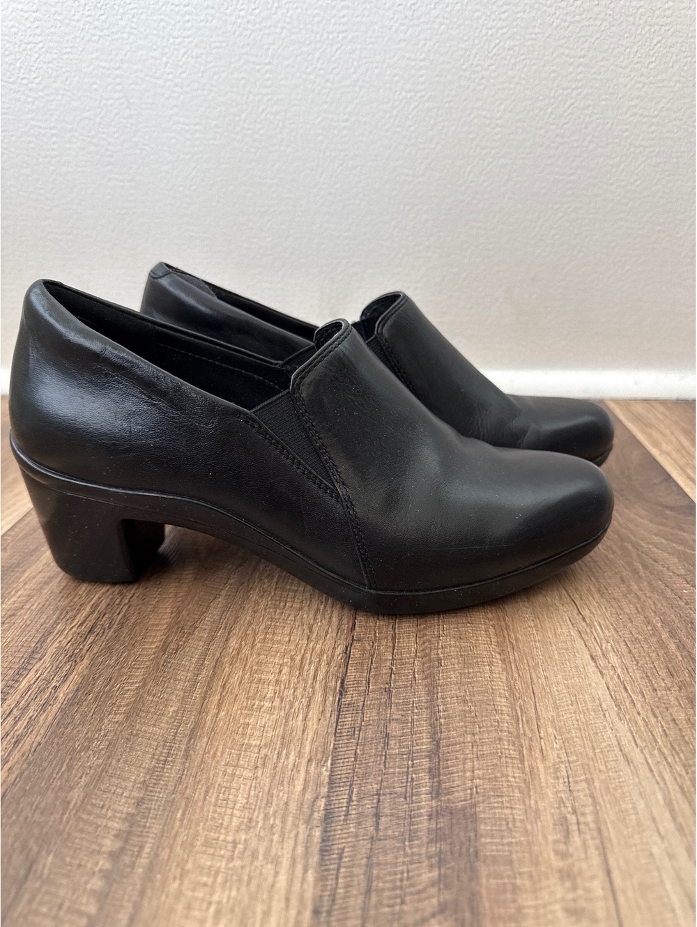 Aravon Black Lexee Twin Gore Women’s 10 Comfort Heels